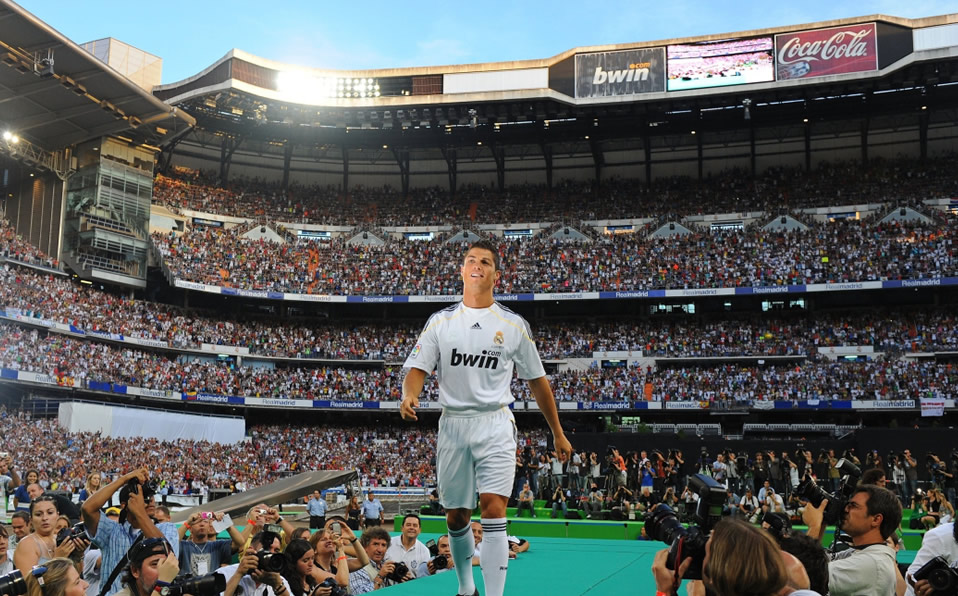Cristiano Ronaldo en el día de su presentación en el Bernabéu en 2009 con Real Madrid