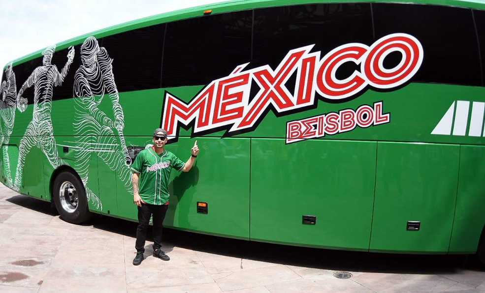 Juan Carlos "Haper" Gamboa, jugador de los Diablos Rojos del México, estuvo presente en el estreno de la unidad