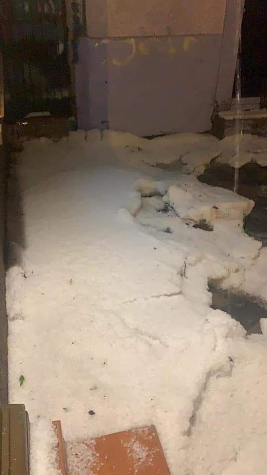 La madrugada de este lunes se registró una intensa lluvia acompañada de granizo. (Foto: Twitter)