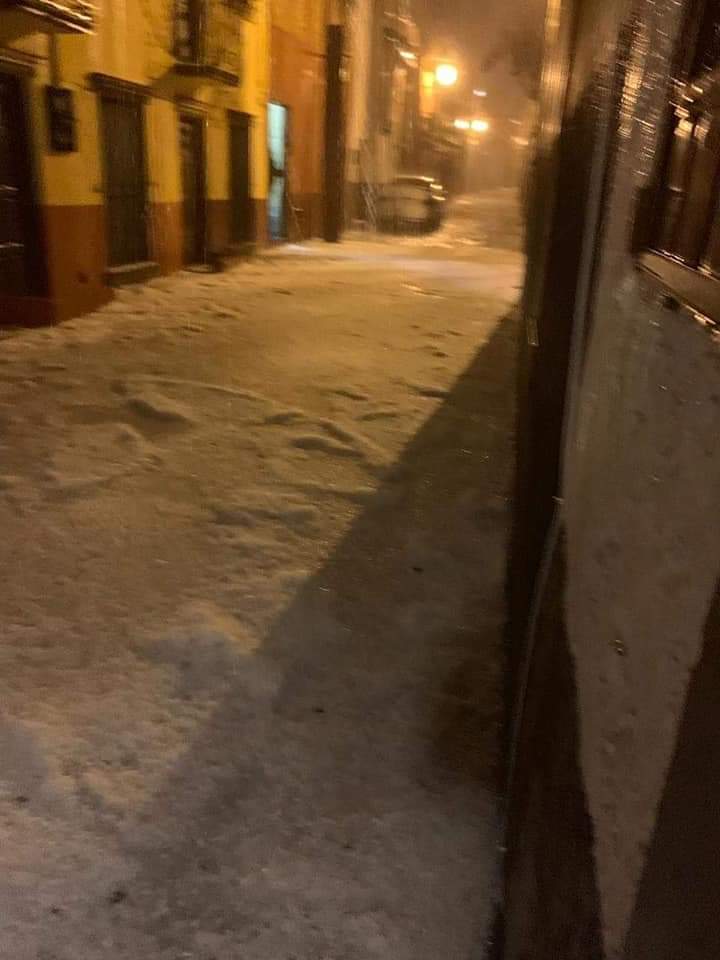 La madrugada de este lunes se registró una intensa lluvia acompañada de granizo. (Foto: Twitter)