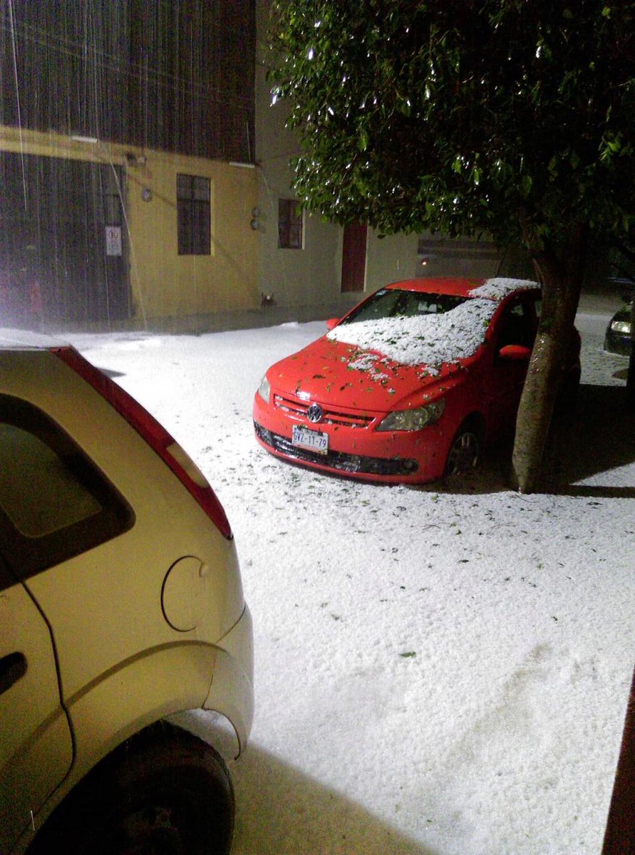 La madrugada de este lunes se registró una intensa lluvia acompañada de granizo. (Foto: Twitter)