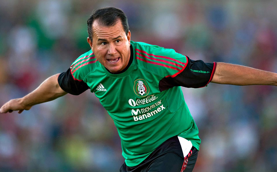 Efraín Flores dirigió tres partidos en 2010 ante Colombia, Ecuador y Venezuela.