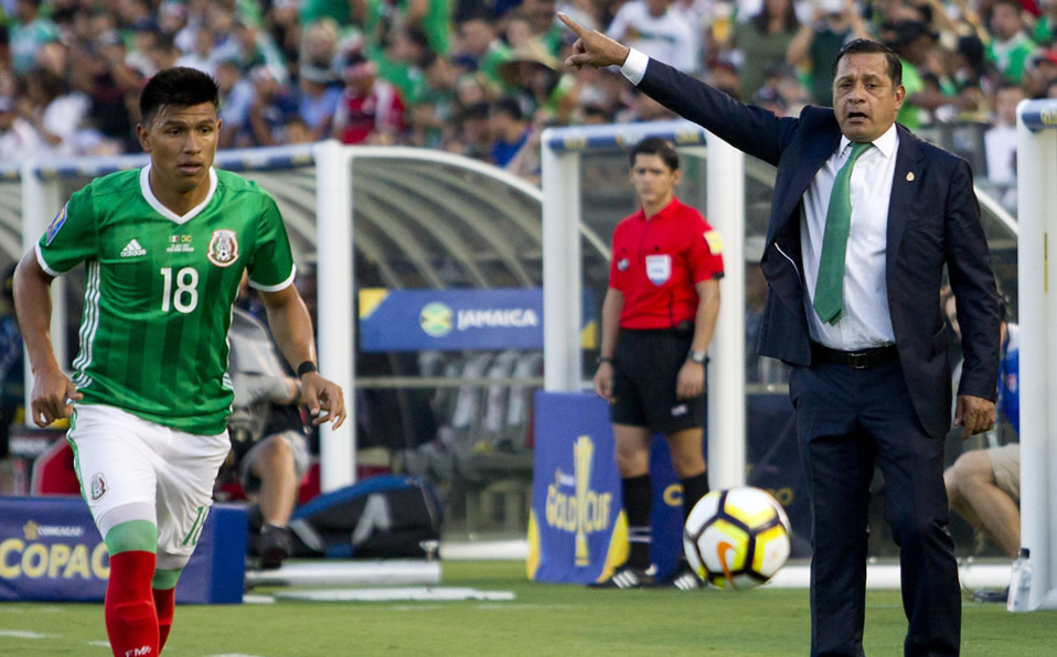 Pompilio Páez, auxiliar técnico de Juan Carlos Osorio, dirigió la Copa Oro en 2017 debido a que Osorio estaba en la Copa Confederaciones.