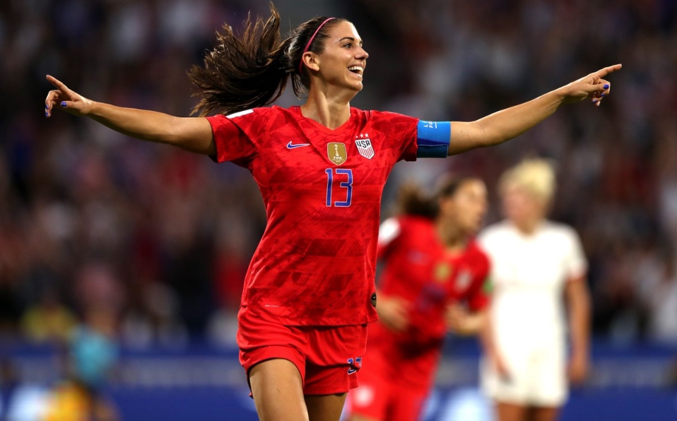 Estados Unidos vence 2-1 a Inglaterra y se acerca al bicampeonato.