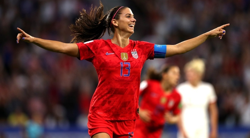 Estados Unidos vence 2-1 a Inglaterra y se acerca al bicampeonato.