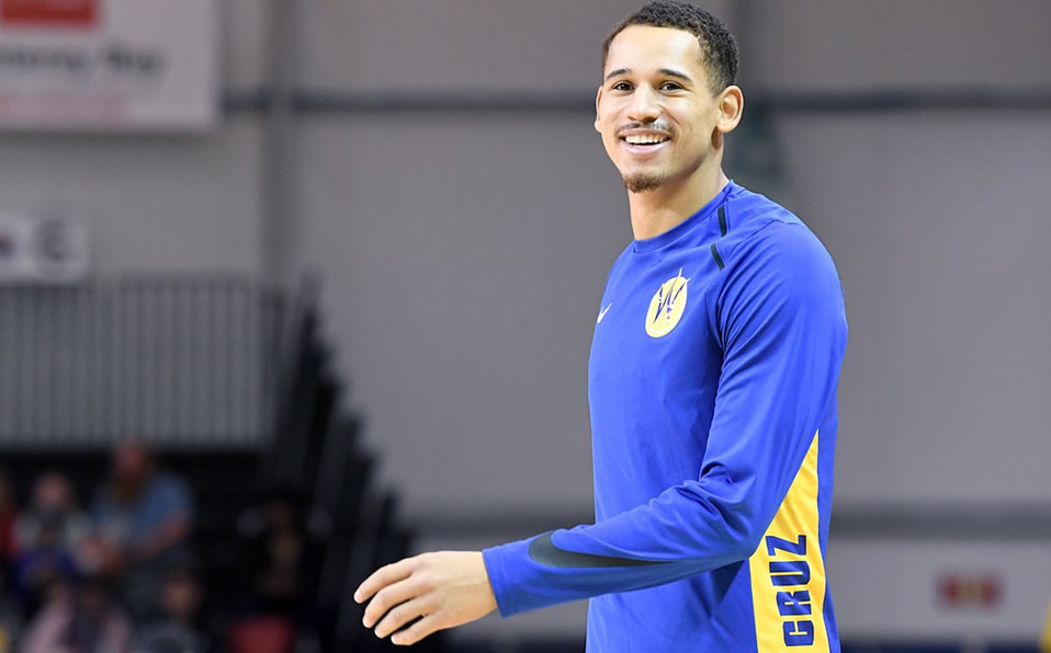 Juan Toscano jugó 8:30 minutos en la Summer League contra Lakers. (@NBAMEX)