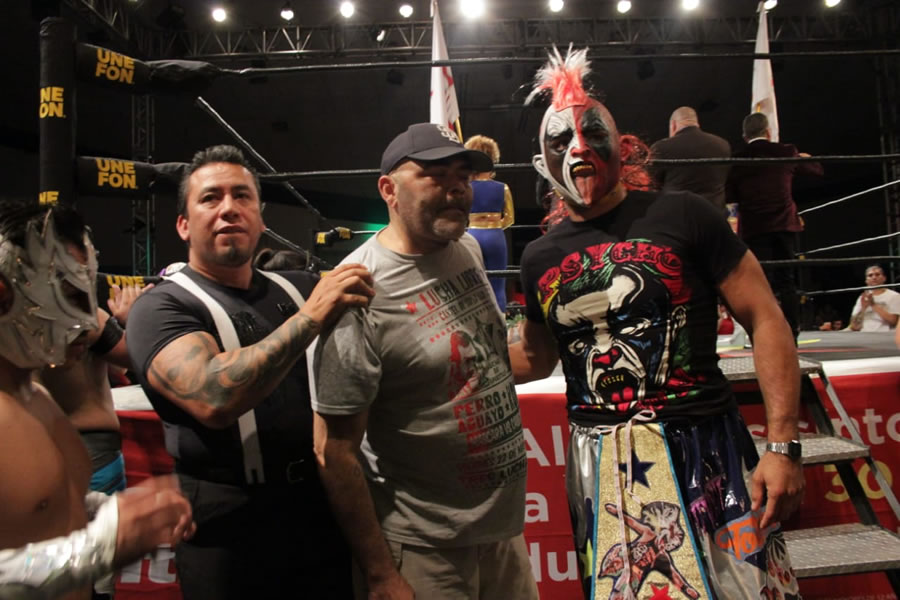 Konnan lució una playera que recordó cuando el Perro le quitó la máscara.