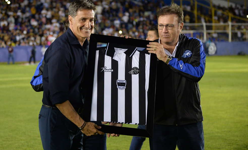 Míchel recibió una playera conmemorativa. (Foto: Mexsport)