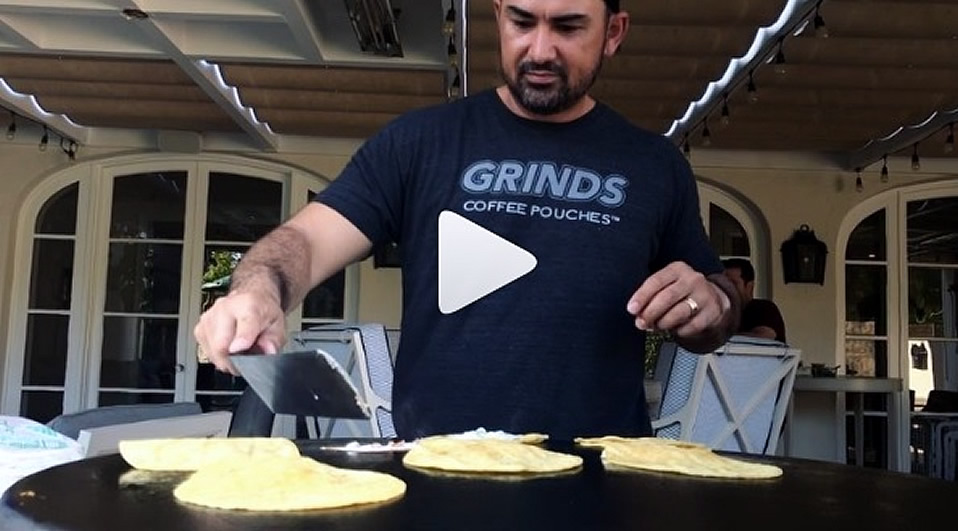 Adrián González presume su habilidad para preparar tacos
