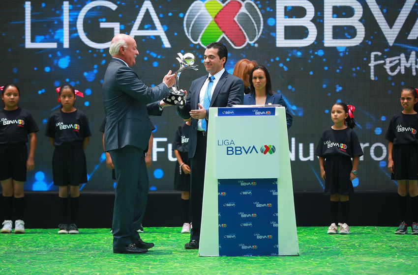 Eduardo Osuna, Director General en México de BBVA, junto a Enrique Bonilla, Presidente Ejecutivo de la Liga MX. Foto: Imago7