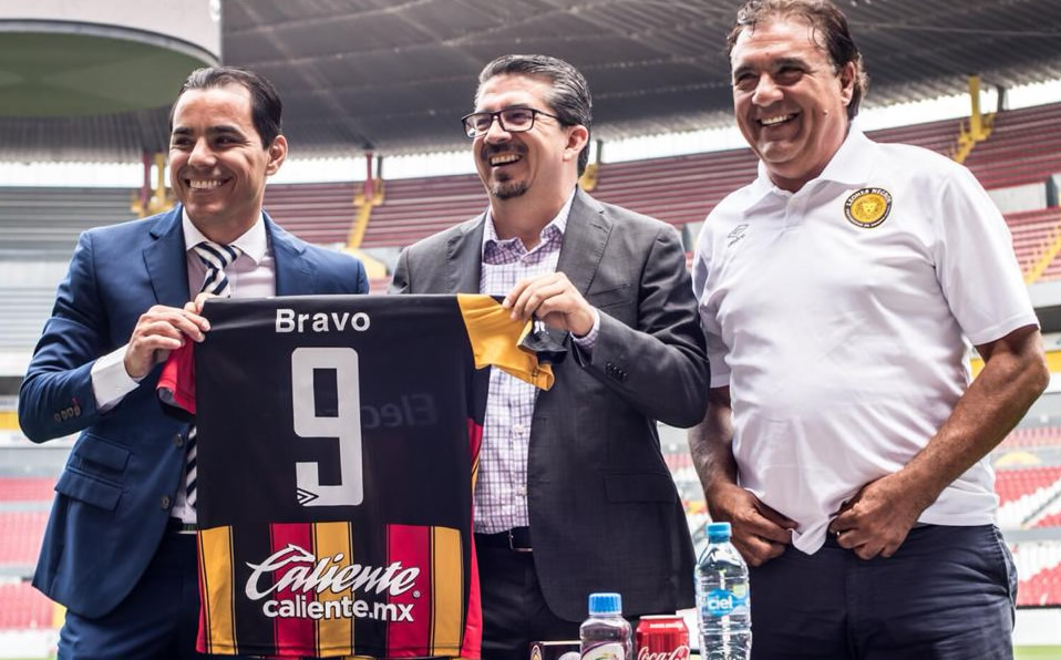 Omar Bravo llevará el 9 con los Leones Negros en el Jalisco. (Mediotiempo)
