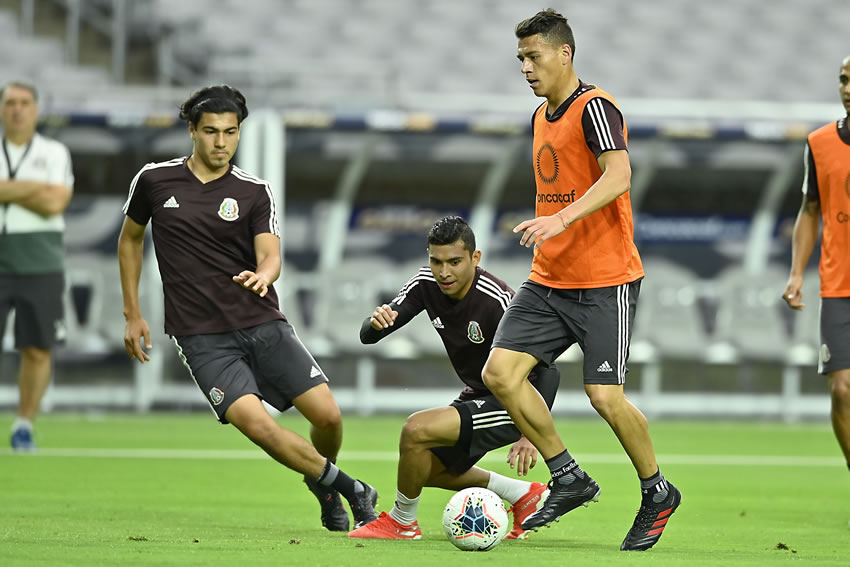 Previo al entrenamiento el Tata platicó con Ochoa, Moreno y Edson Álvarez. (Imago7)