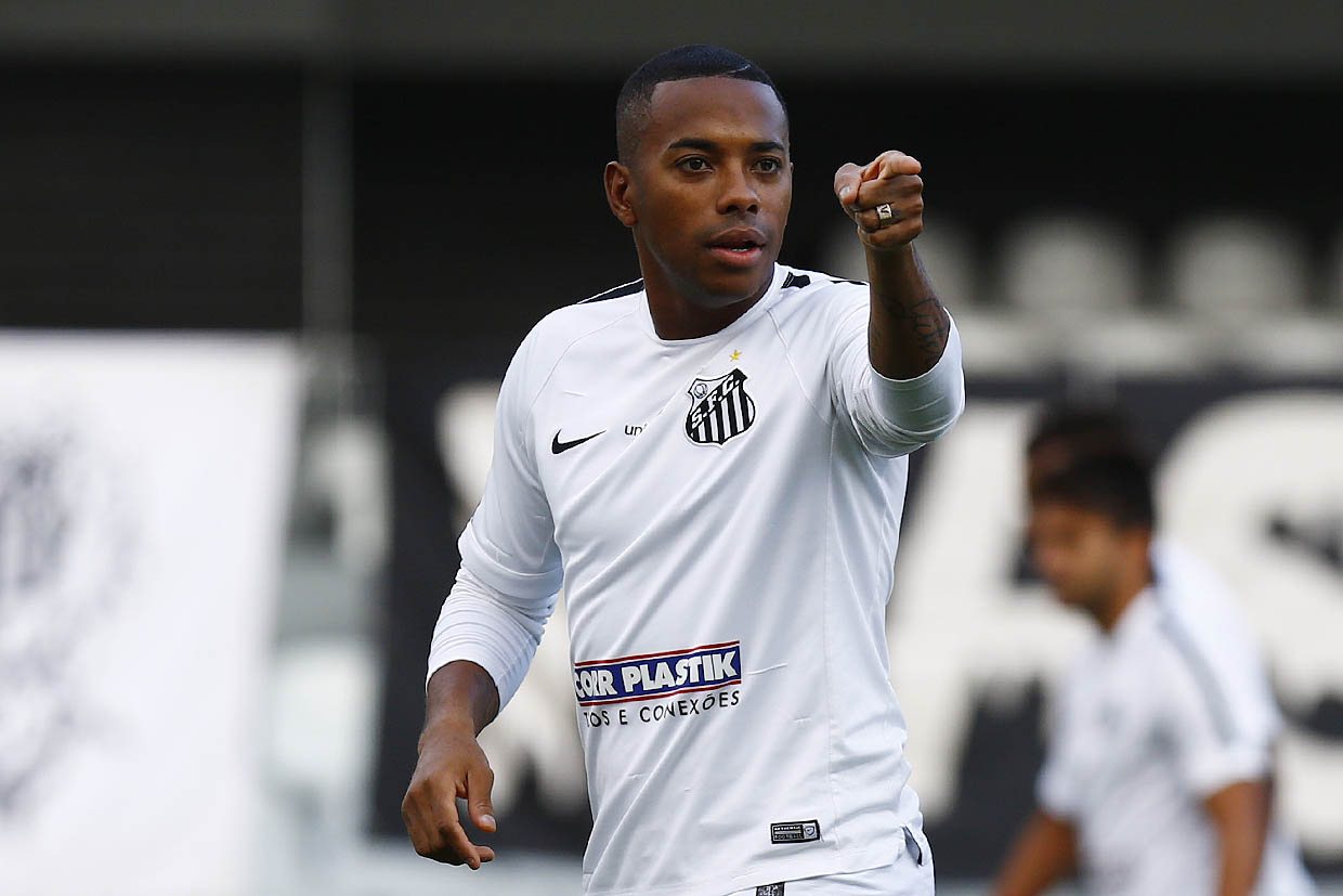 Robinho recibía elogios de Pelé antes de debutar en el Santos, donde estuvo del 2002 al 2005.