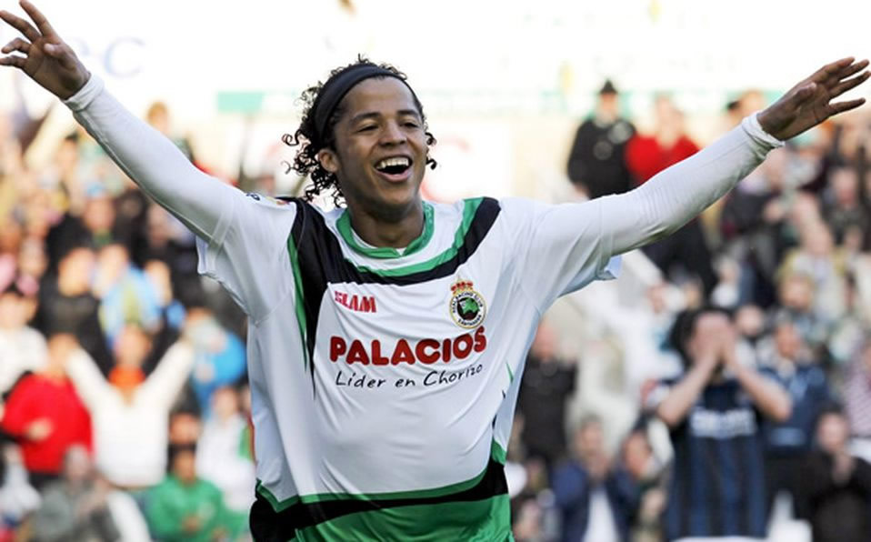 Un año después regresó a Europa con el Racing de Santander donde estuvo una temporada.
