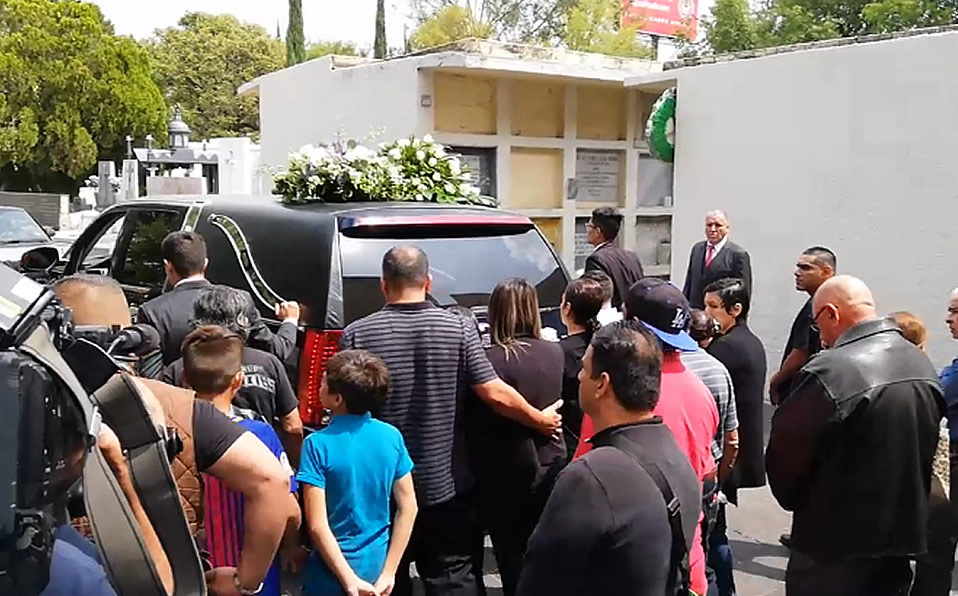 Durante la ceremonia de incineración de esta mañana. (mediotiempo)