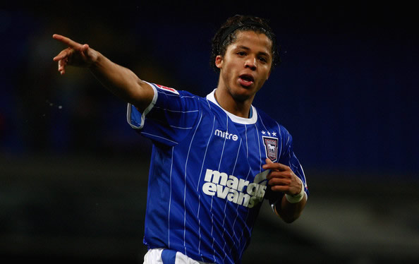El 13 de marzo de 2009, fue cedido al Ipswich Town de Inglaterra.