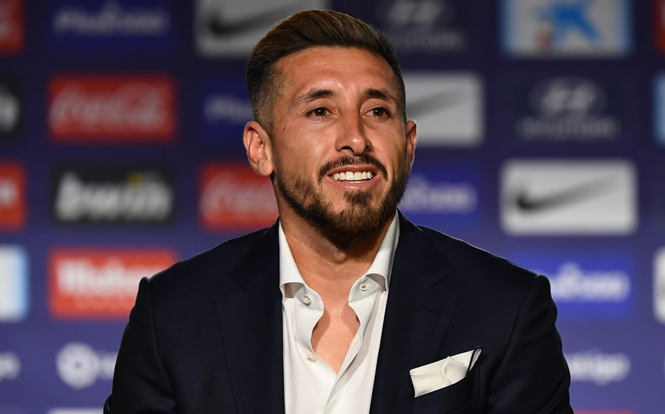 Este día fue presentado el mexicano con el cuadro de los colchoneros. (AFP)