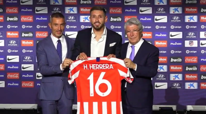 Héctor Herrera posa con la camiseta del Atlético y su número 16, junto a Enrique Cerezo.