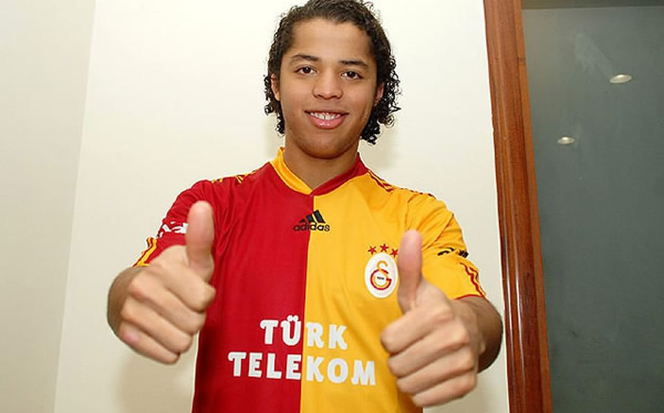 Pedido por Frank Rijkaard, en 2010 fue cedido al Galatasaray Spor, de la Superliga de Turquía.