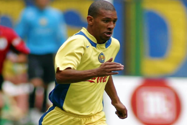 Terminó siendo un fiasco, pero Djalminha fue pilar del Deportivo La Coruña que ganó LaLiga en el 2000. En 2004 se puso la amarilla y ahí se retiró.