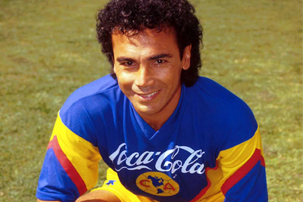 El mejor futbolista mexicano de la historia se puso la azulcrema luego de ser un Dios en Madrid. Hugo Sánchez metió 11 goles en la campaña 1992-93.