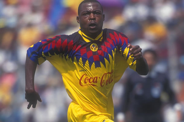 Kalusha también formó parte de las 'Águilas Africanas', estuvo un año más que Biyik (1994 a 1997) y le recuerdan por una falla increíble ante Cruz Azu