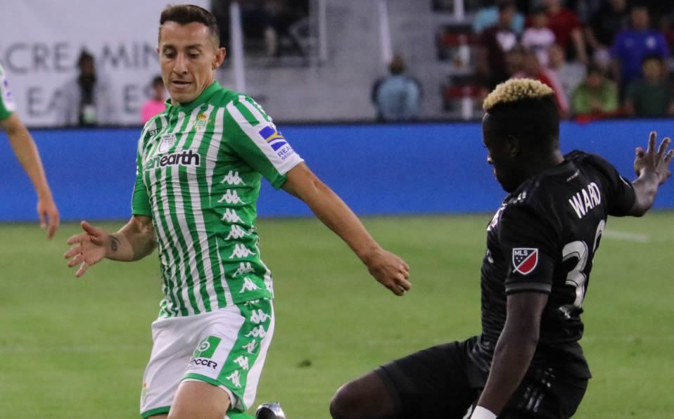 El mediocampista quiere retirarse en México o MLS, pero aún le quedan piernas como para pensar en ello. (Foto: @RealBetis)
