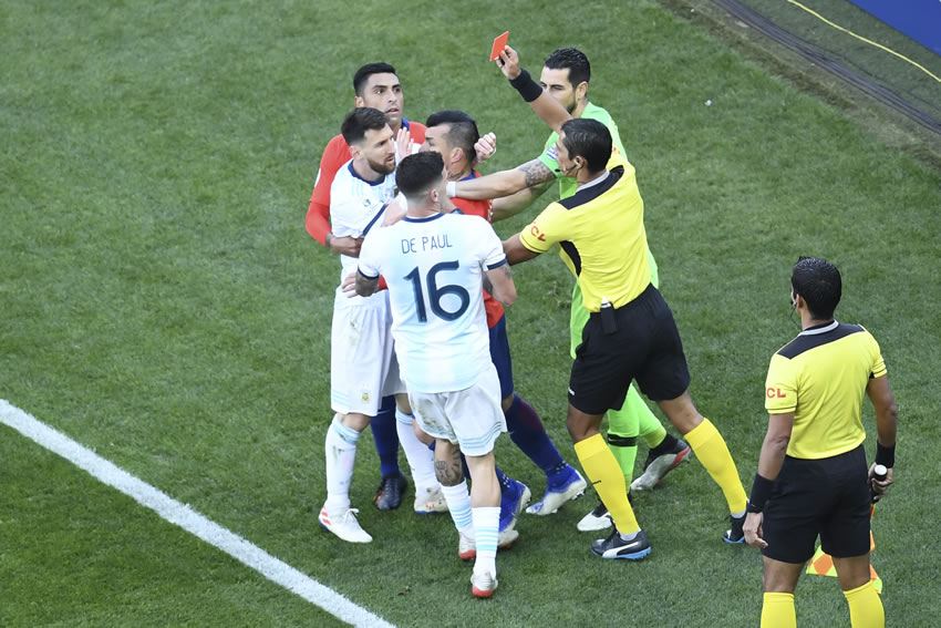 Messi vio el cartón tras empujones con Gary Medel.  (AFP)