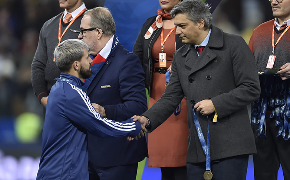 El resto de sus compañero sí salieron a recibir la medalla por el tercer lugar. (AFP)