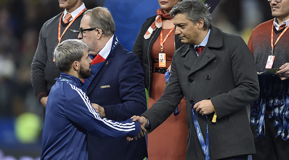 El resto de sus compañero sí salieron a recibir la medalla por el tercer lugar. (AFP)