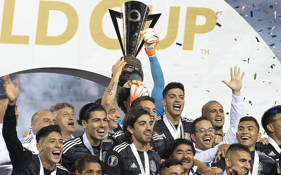 El trofeo entre capitanes fue levantado, después de hacer el pasillo a EE.UU. (Imago 7)