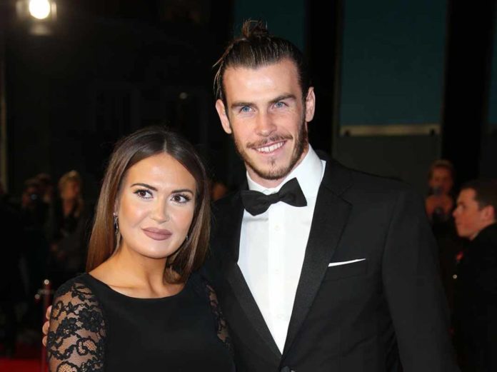 Bale y su pareja Emma Rhys-Jones.