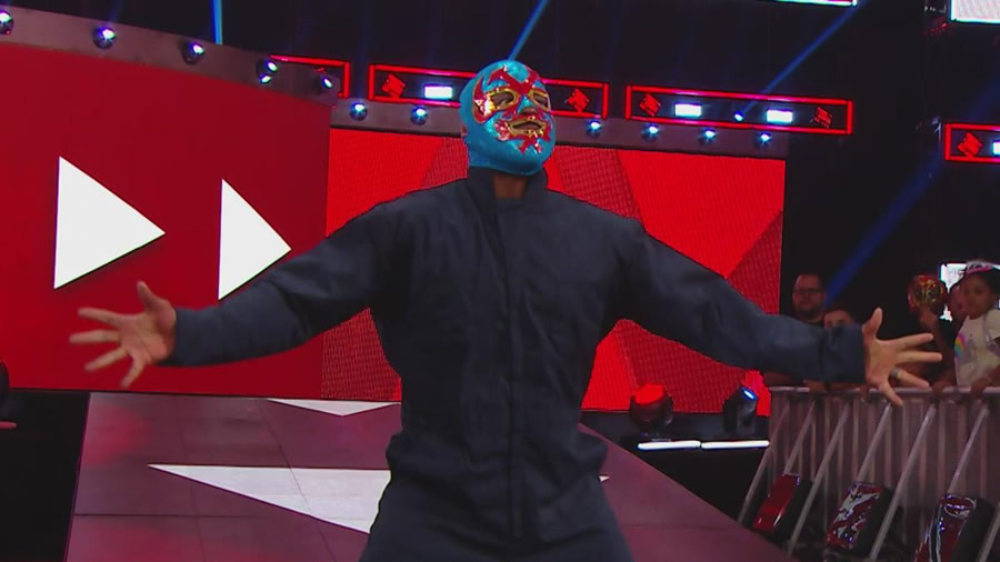 Tras la lucha, Cedric se quitó la máscara de Dos Caras. (Foto: WWE)