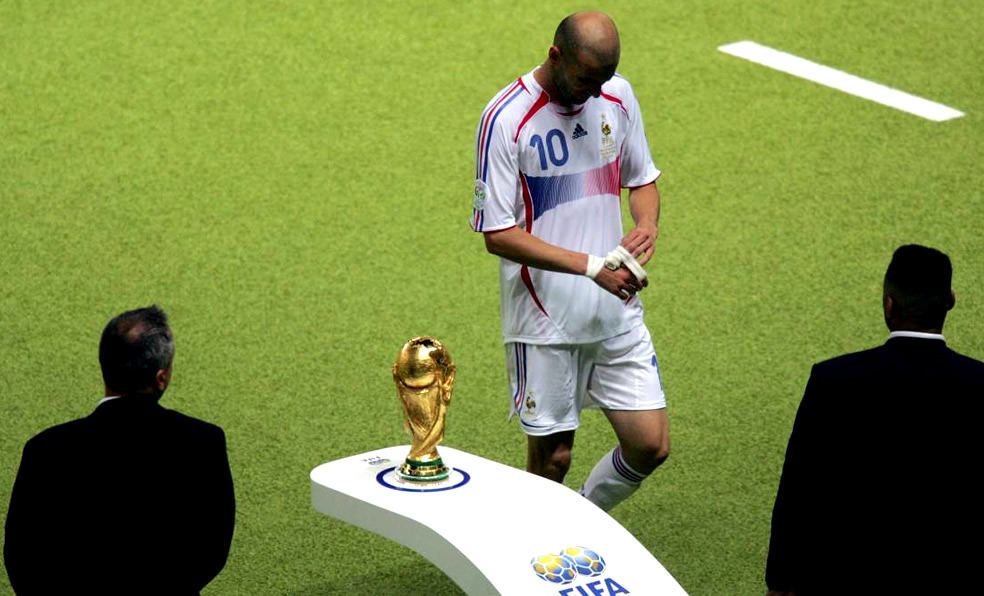 Fue el adiós de Zidane de la Selección de Francia; salió con todo el peso de aquella derrota.