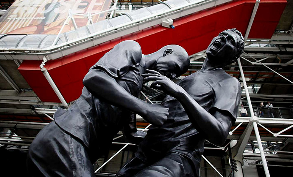 Una estatua de bronce de cinco metros de altura se exhibe en la plaza de Beaubourg, Francia, desde 2012; el autor fue Adel Abdessemed.