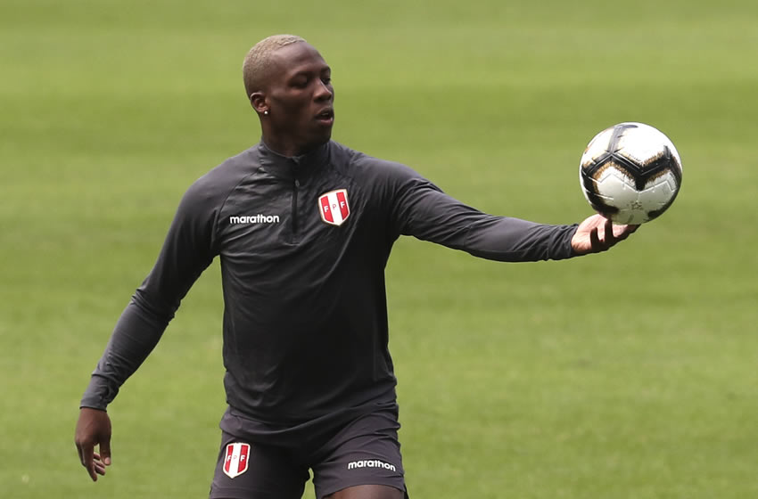 Luis Advíncula fue adquirido de forma definitiva por el Rayo Vallecano. Foto: AP
