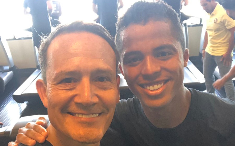 Luis Hernández, el 'Matador' , le dio da la bienvenida a Giovani dos Santos .