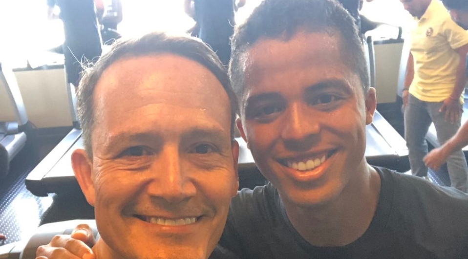 Luis Hernández, el 'Matador' , le dio da la bienvenida a Giovani dos Santos .