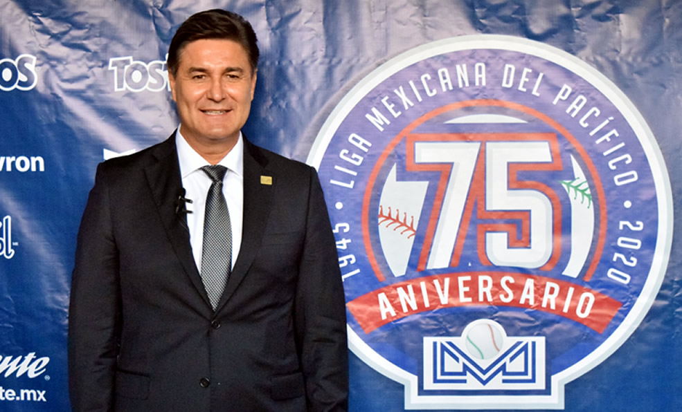 El presidente develó el logo conmemorativo del aniversario 75 de la liga de la costa. (Foto: Cortesía)