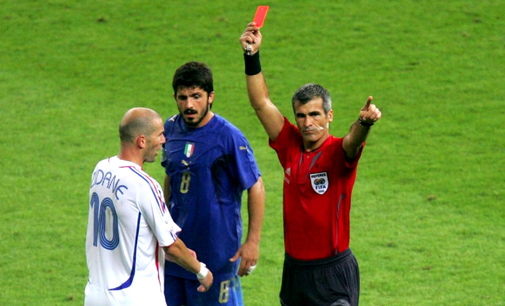El silbante argentino Horacio Elizondo no tuvo temor y echó al gran Zizou.