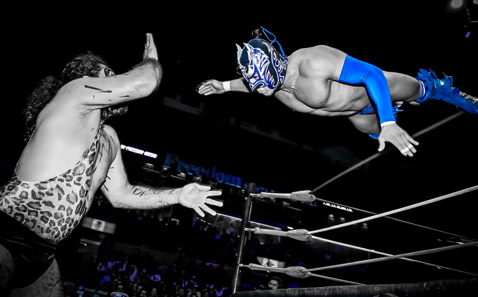 La pelea estelar en plena acción. (cortesía)