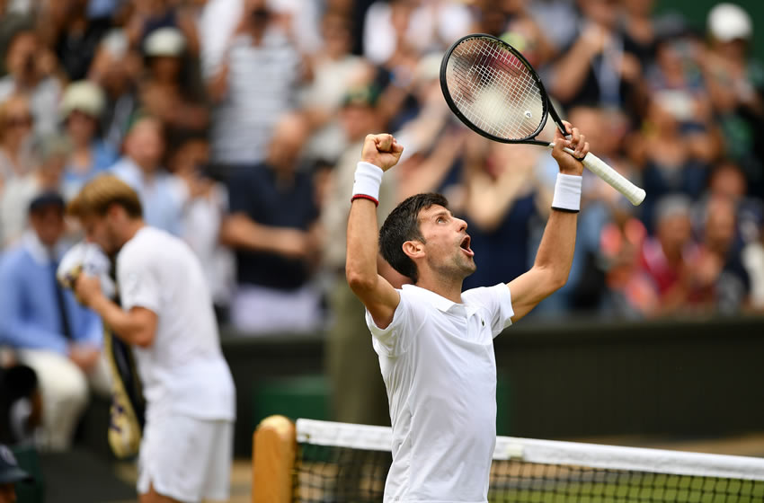 Novak Djokovic celebra su pase a Semifinales de Wimbledon. AFP