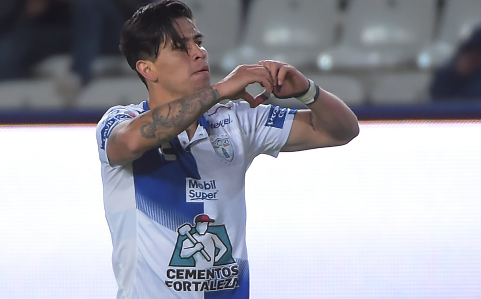 Pachuca firmó a Víctor Dávila procedente del Necaxa por 12 mdd; lamentablemente, en mayo del 2019 sufrió una fuerte lesión de peroné.