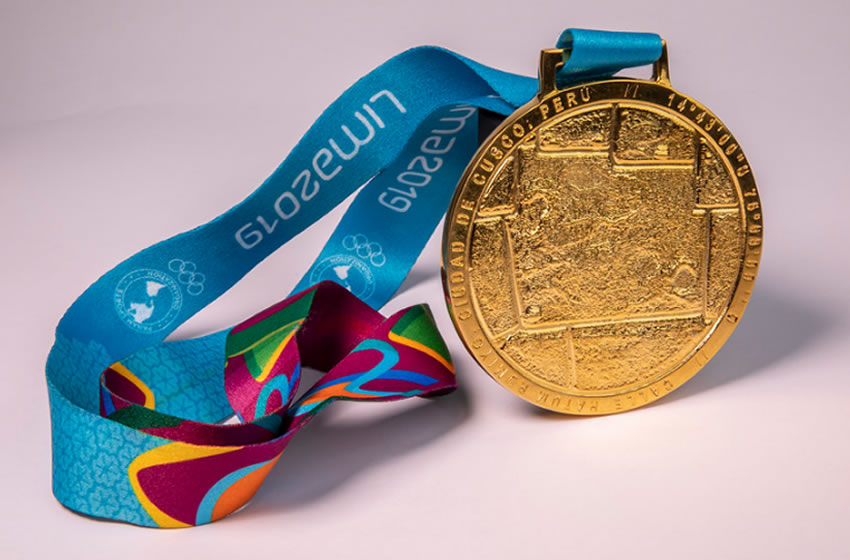 Están bañadas en oro de 24 K, para las medallas de oro; en plata de 950 para las medallas de plata; y en cobre para las medallas de bronce.