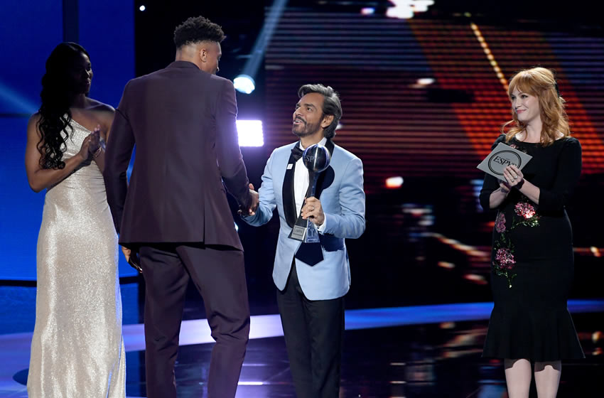 Eugenio Derbez entrega el premio a Giannis Antetokounmpo. Foto AFP