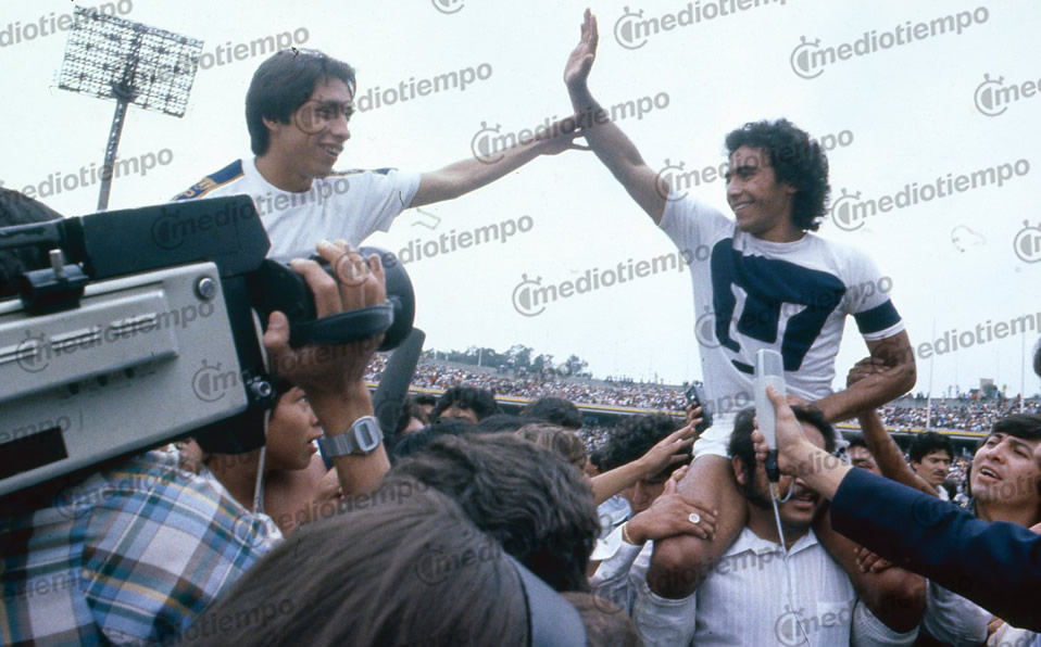 Hugo junto a Manuel Negrete celebrando uno de los dos títulos de Liga ganados con Pumas.