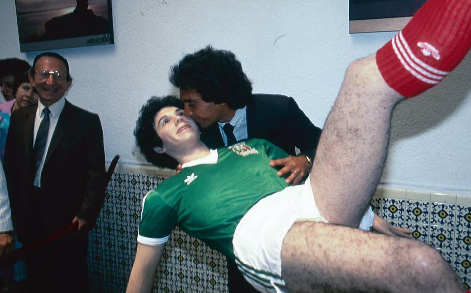 El beso de la buena suerte a una piñata suya con el uniforme de México.