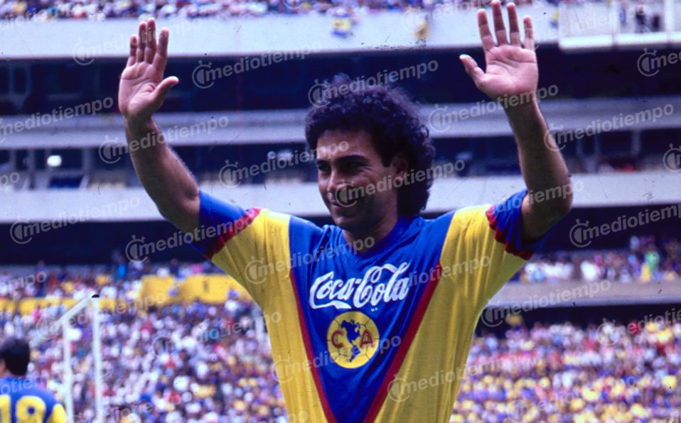 Hugo Sánchez en su primer partido con el América en el Azteca.