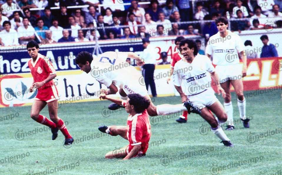 Jugando con el Real Madrid en la Bombonera de Toluca contra los Diablos.