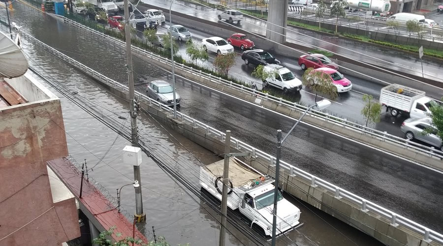 La lluvia ocasionó trafico lento cierre de calles.